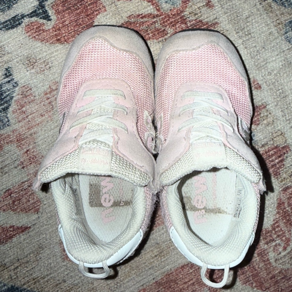New Balance Sneakers pink size 7T